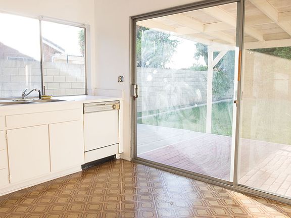 3rd image of 927 W Alton Ave
