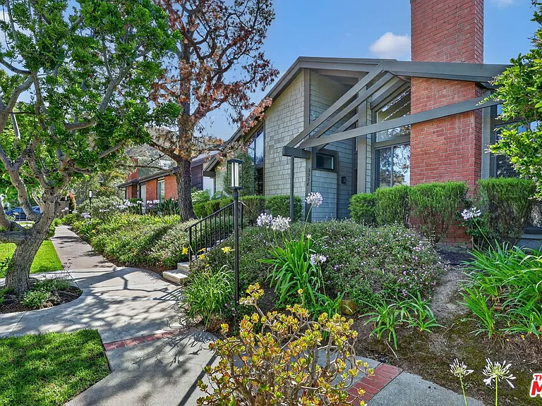 1331 Avenida De Cortez — Photo 2