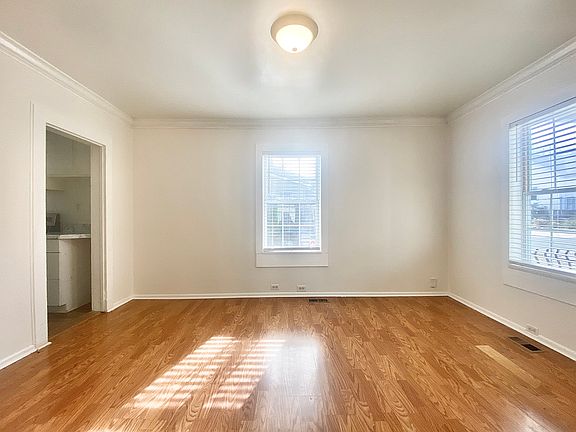 2nd image of 1304 W Knox St