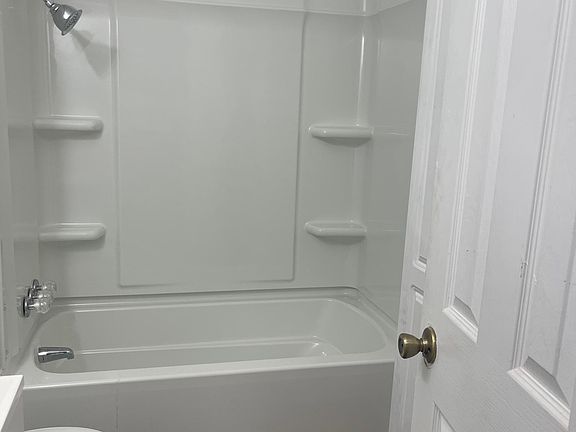 2nd image of 913 Bellaire Dr