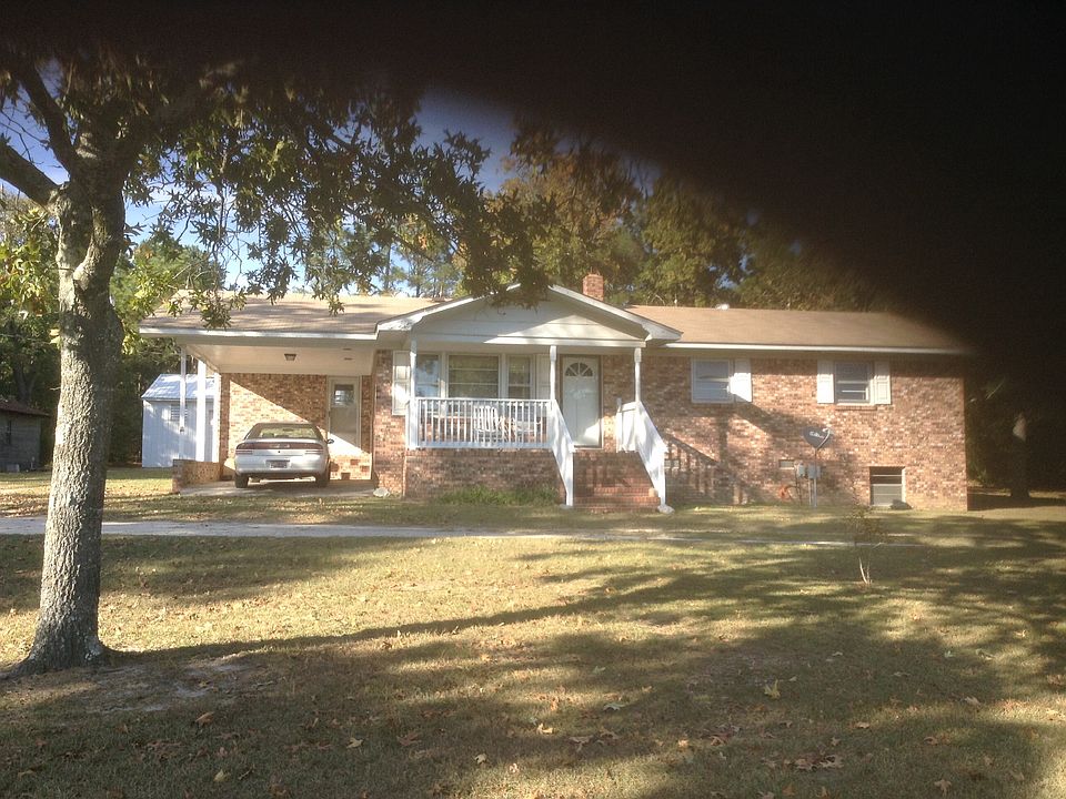 Big front yard w/circle dr