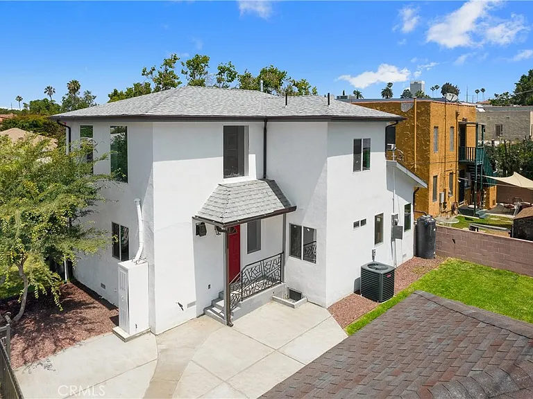 1372 Carmona Ave — Photo 3