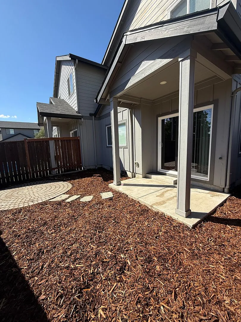 Newer 3-bedroom, 2.5 bath duplex in desirable neighborhood! — Photo 4