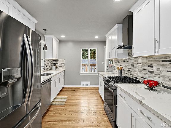 4th image of 15752 Greenwood Ave N
