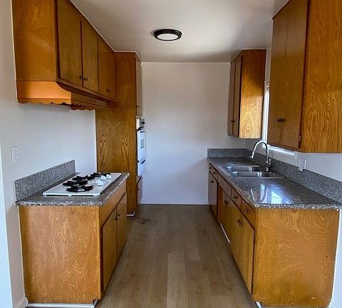 4th image of 3854 S Bronson Ave #6