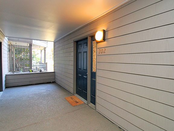 4th image of 1320 SW Hall St APT 202