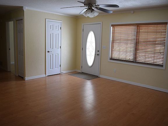 Living Room/Entry