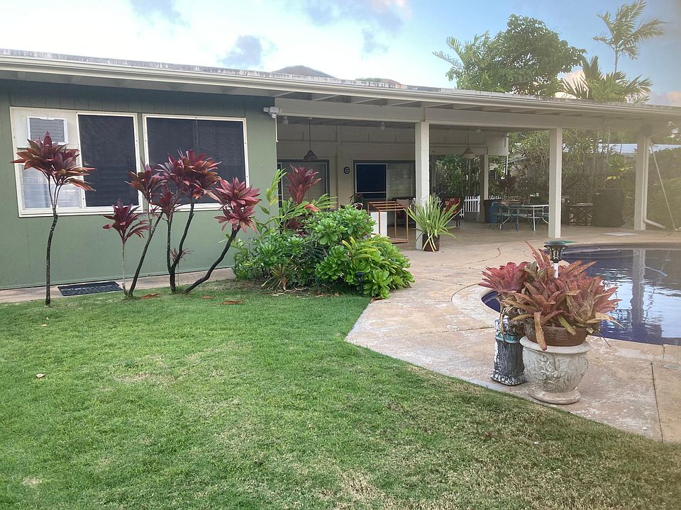 Lanai/patio and studio on left side of picture.