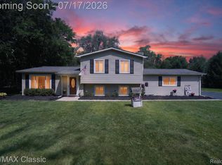 268 Peninsula Lake Dr, Highland, MI 48357