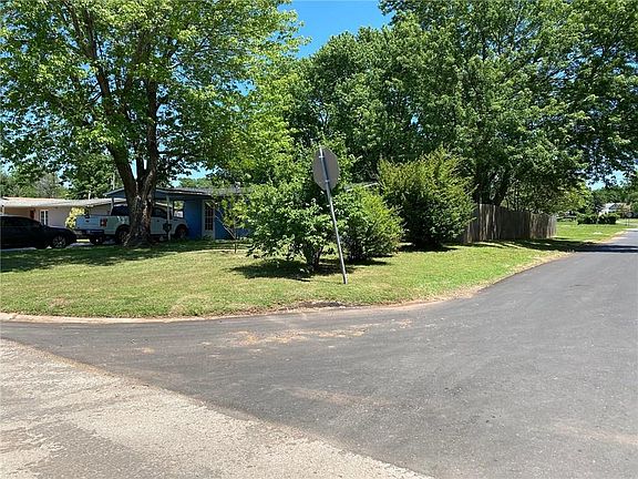 4th image of 1720 Elm Dr