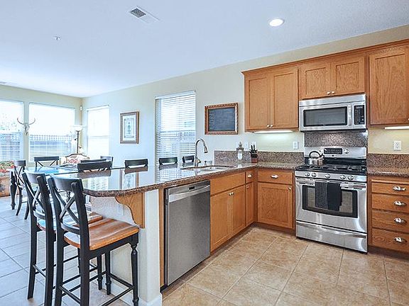 4th image of 701 Cipres St