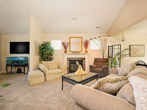 4th image of 3067 SE Brookwood Ave