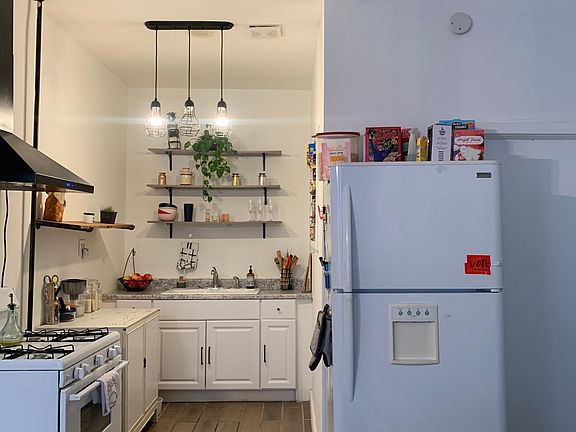 5th image of 2600 W Thomas St #2F