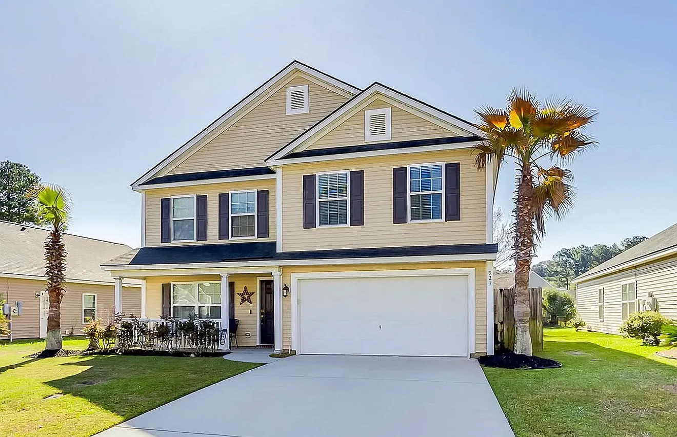 4 bed, 2.5 bath, 2652 sqft, $3,000 — Photo 1