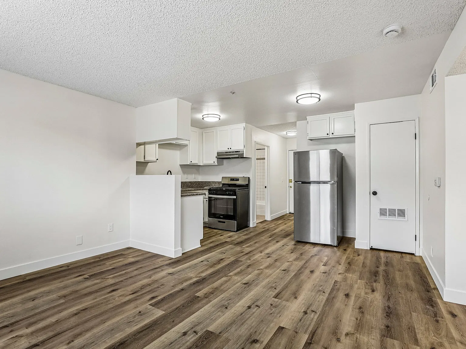 2 bed, 900 sqft, $2,525 — Photo 3