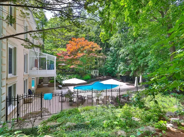 38 Saintfield Ave E, Toronto, ON M3C 2M6