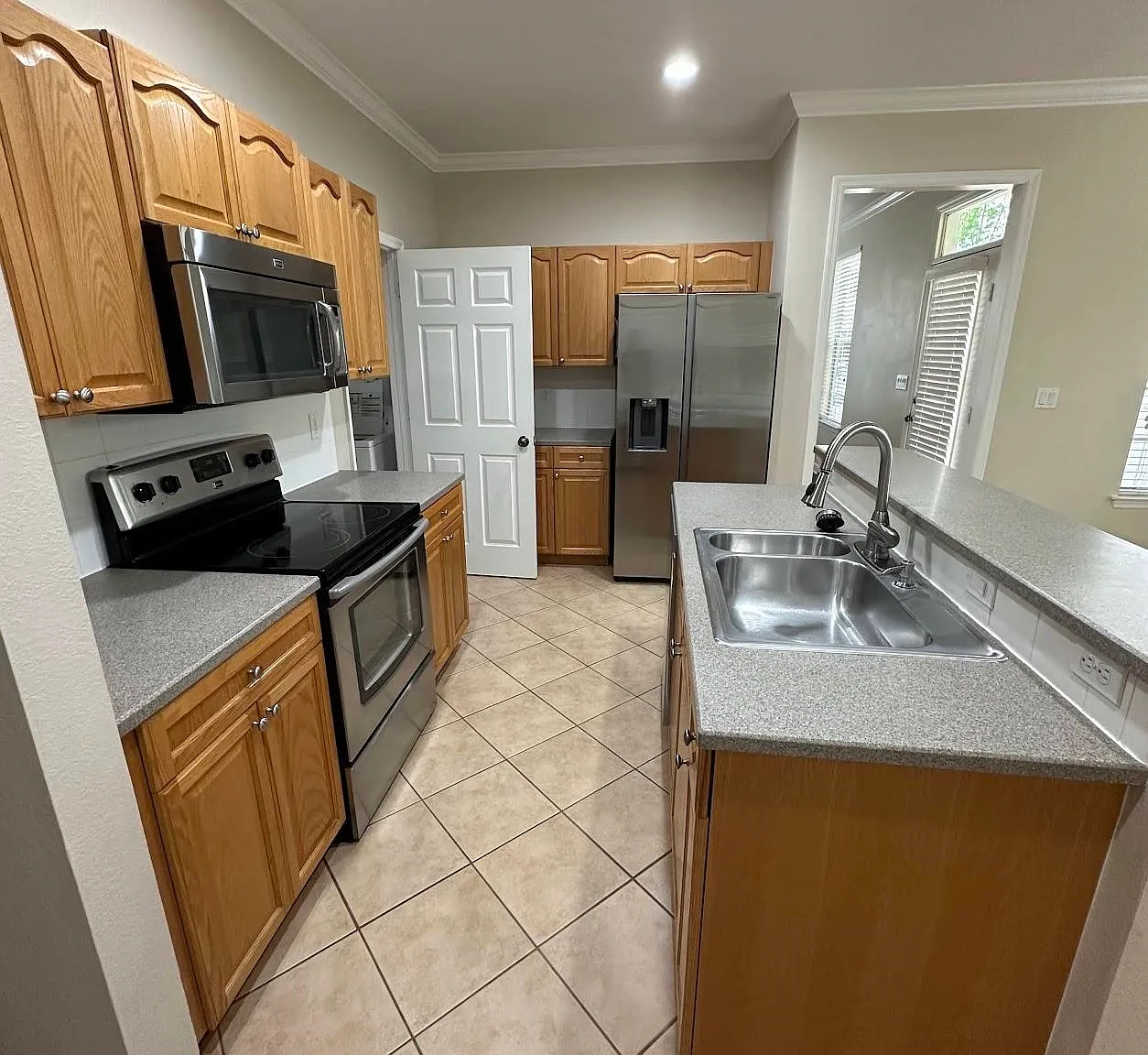 3 bed, 2.5 bath, 1483 sqft, $2,300 — Photo 4