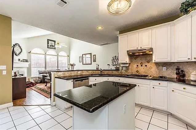 1612 Chester Dr — Photo 4