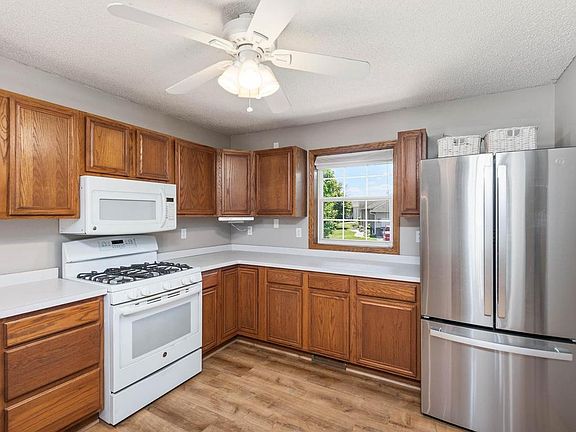 5th image of 950 Oak Ct