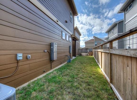 4th image of 1009 Banyon St
