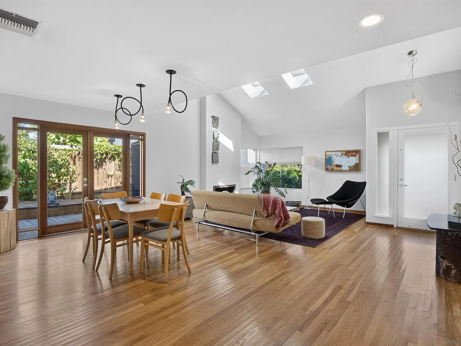 2 bed, 2.0 bath, 2000 sqft, $5,900 — Photo 1