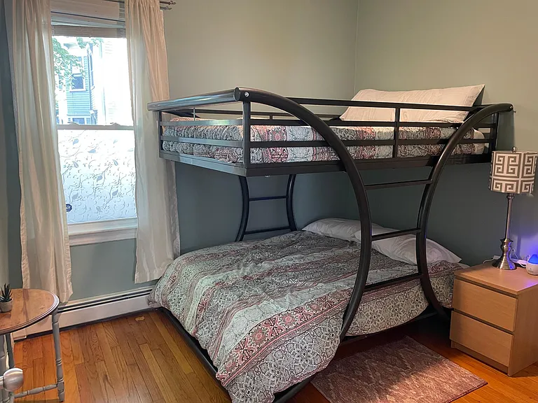 Second bedroom ideal as guest room or office