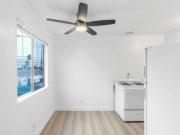 3rd image of 836 W Century Blvd #838-1/2