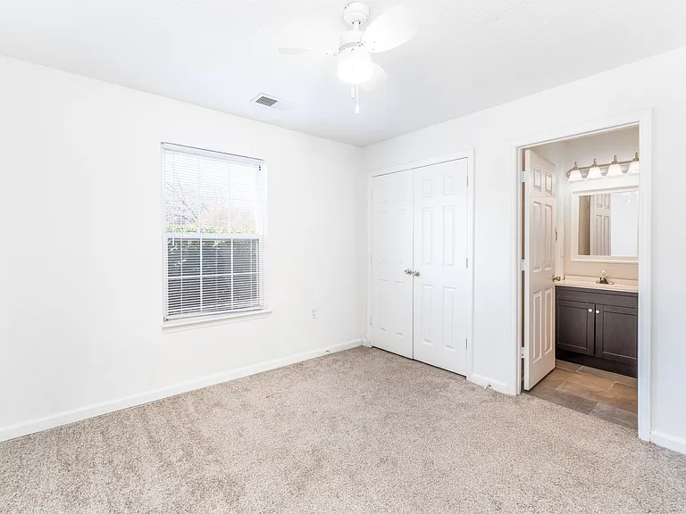 Reynolds Place Apartments — Photo 13