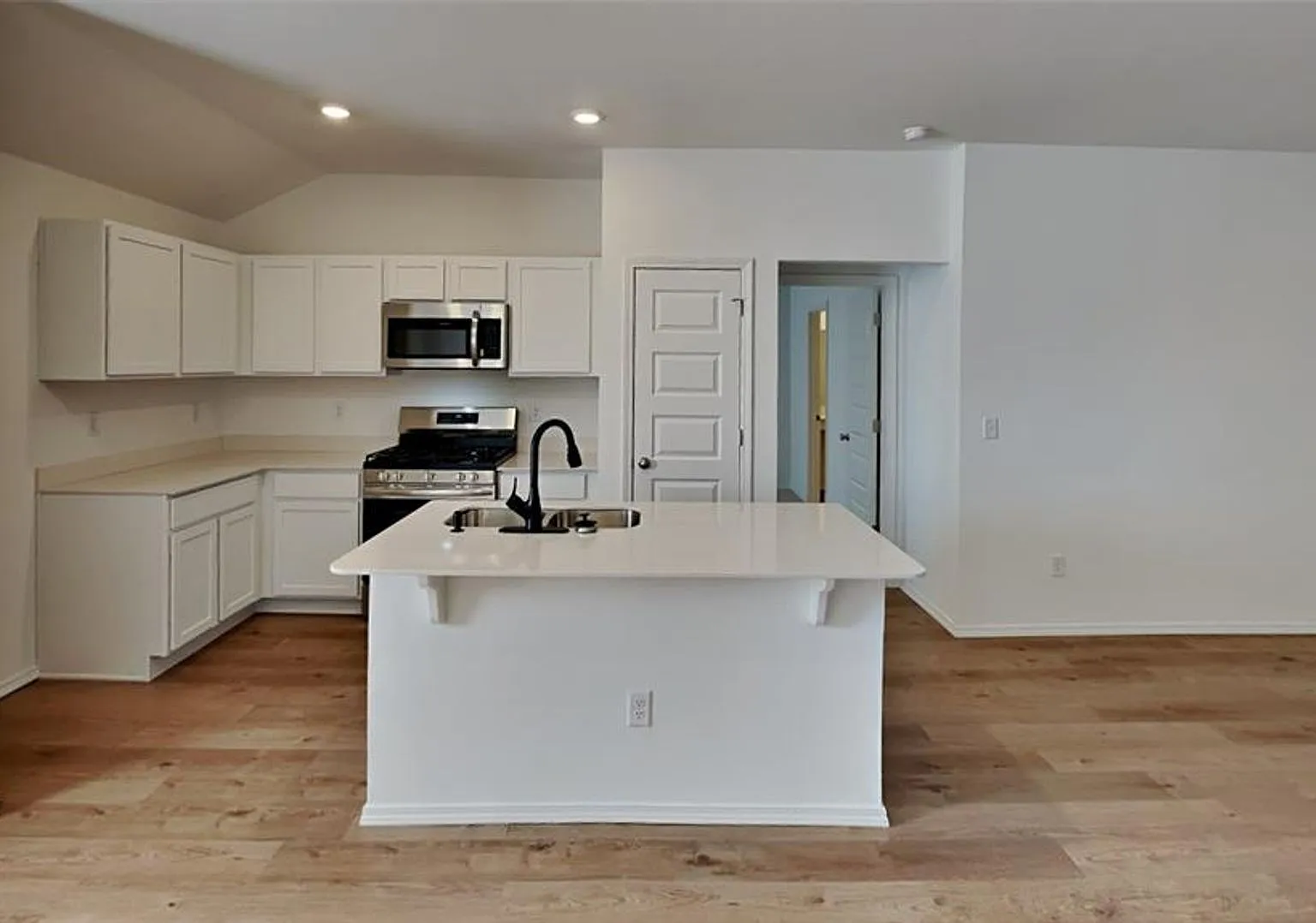 Brand New Luxurious and Spacious 3 Bedroom 2 Bathroom Yukon Public Schools — Photo 4