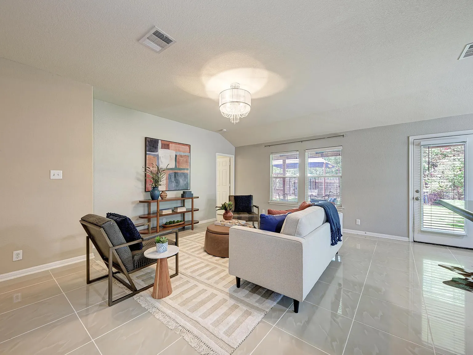 3 bed, 1393 sqft, $2,050 — Photo 4