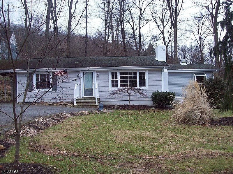 1st image of 8 Midlake Dr