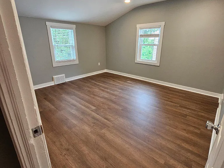 647 Roberts Ave — Photo 10
