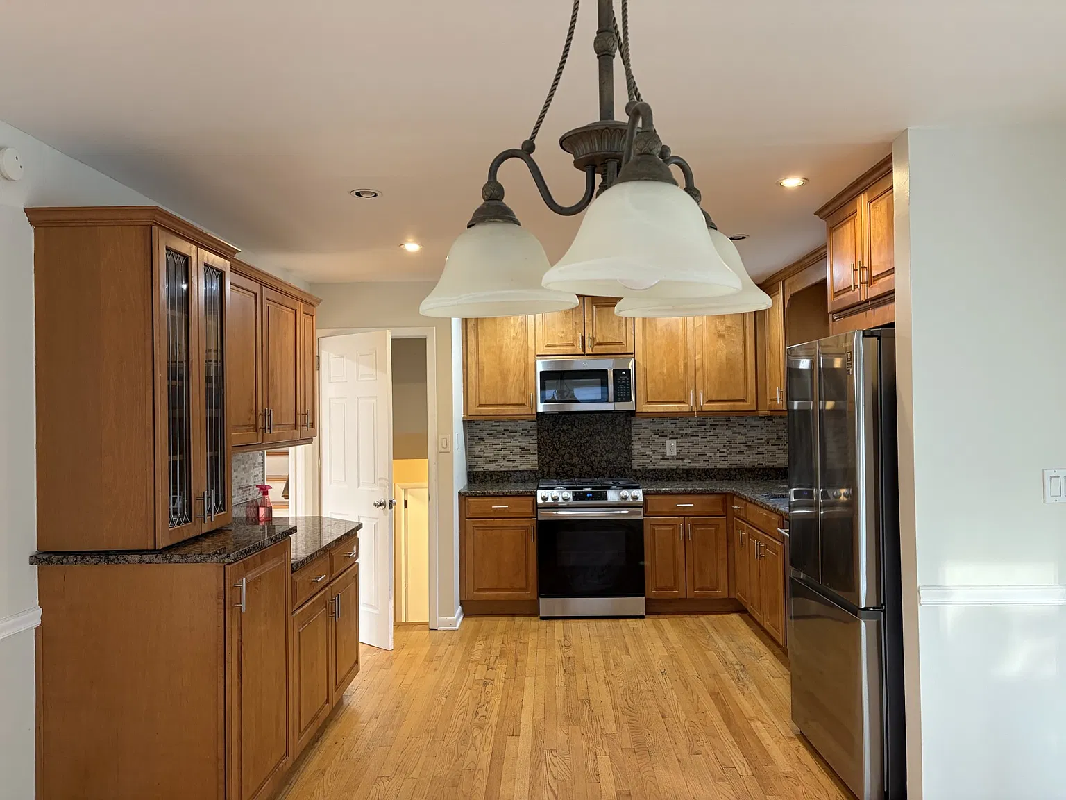4 bed, 2800 sqft, $5,900 — Photo 2