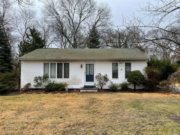 12 Lilly Ct, Moriches, NY 11955