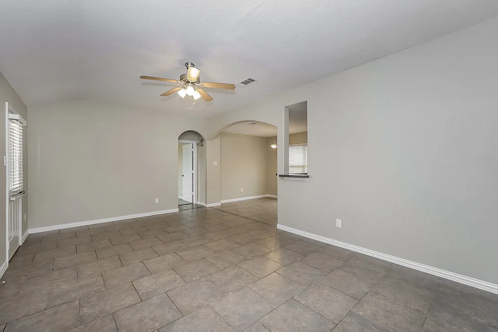 3 bed, 2.0 bath, 1400 sqft, $1,940 — Photo 3