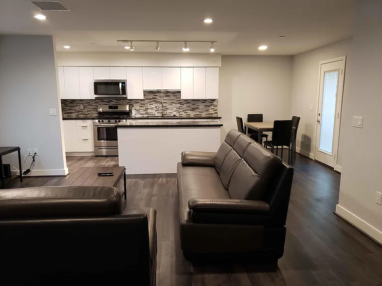 2651 S Hobart Blvd — Photo 14