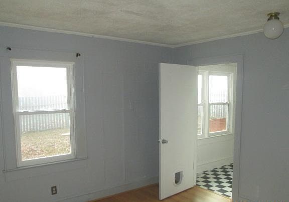 5th image of 332 N Oak St