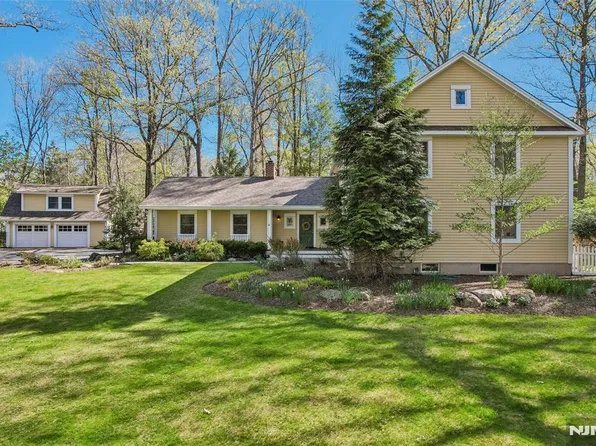 4 Conklin Ct, Allendale, NJ 07401