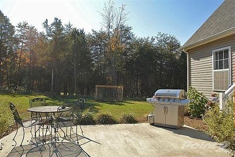 247 Bull Run Dr. secluded back yard and patio