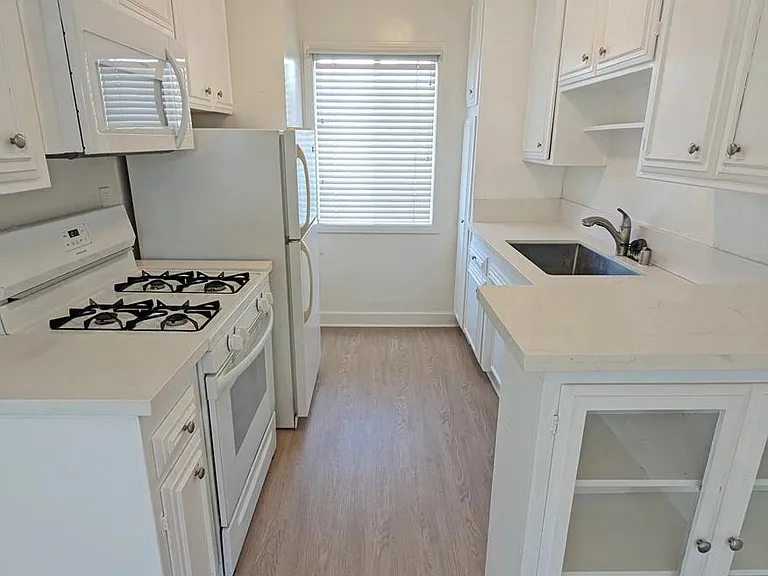 1631 Barry Ave #12 — Photo 8