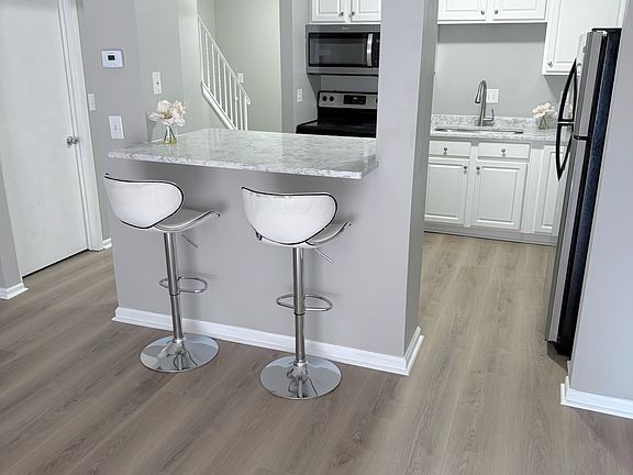 Eating space comfortably fits 4-5 people!