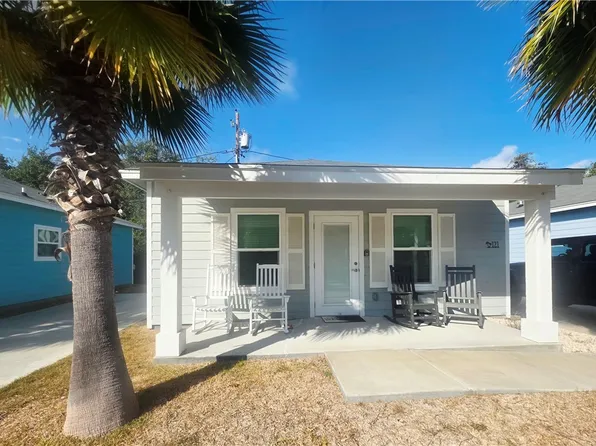 121 Oasis Cir, Rockport, TX 78382