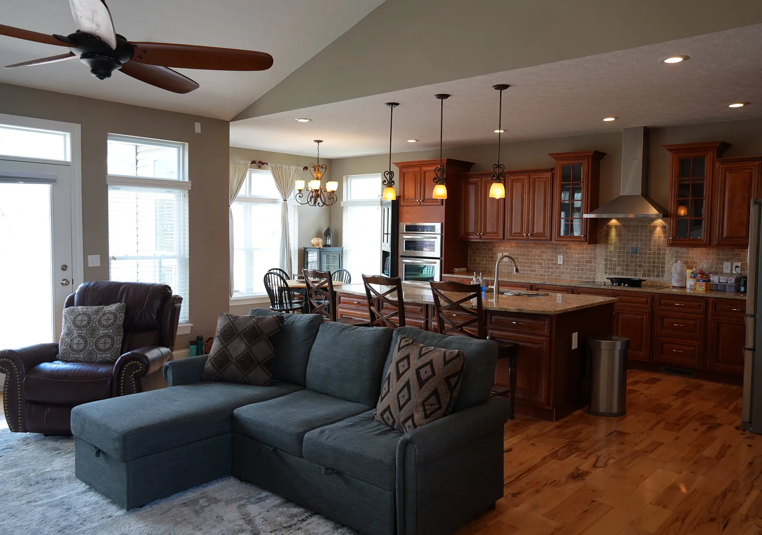 4 bed, 3085 sqft, $4,000 — Photo 3