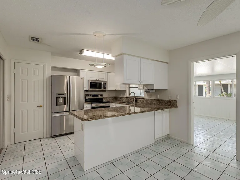302 Emerald Pl E — Photo 11