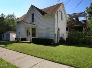 662 Lamberton St NE, Grand Rapids, MI 49505