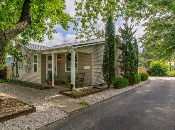 706 NW B St, Bentonville, AR 72712
