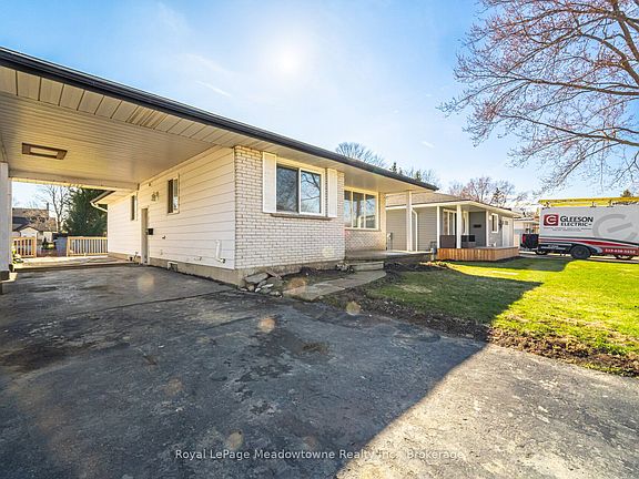 4th image of 680 Raglan St