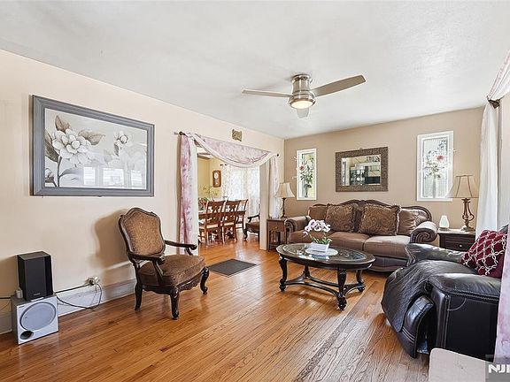 4th image of 52 Harcourt Ave