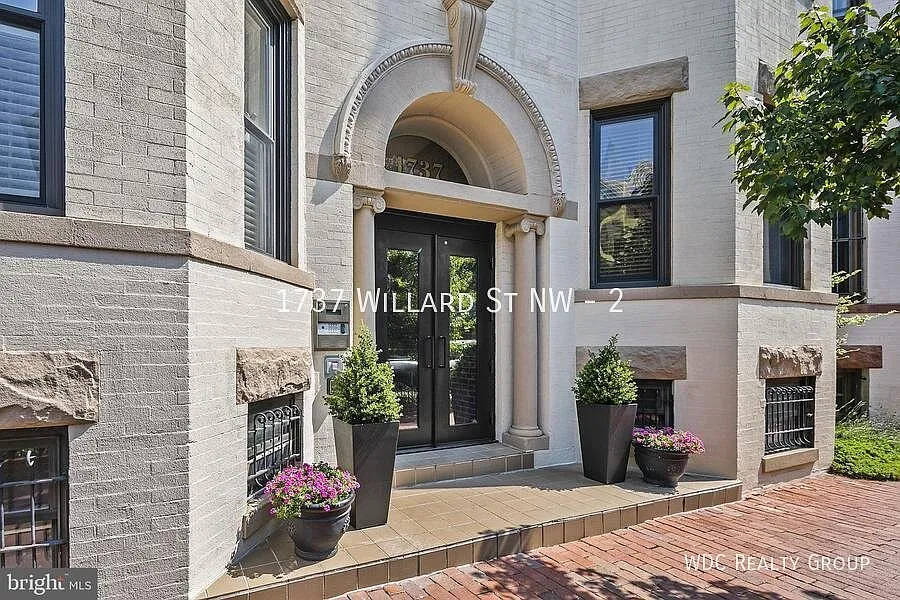 Awesome Renovated 1br/1ba Condo Unit In Boutique Dupont Building! — Photo 2