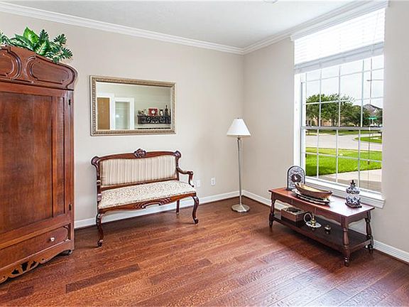 4th image of 323 Lancaster Ln
